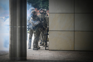 Policjanci i uczestnicy ćwiczeń w budynku Urzędu Marszałkowskiego Województwa Podkarpackiego w Rzeszowie.