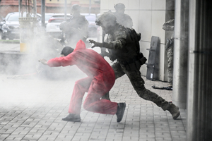 Policjanci i uczestnicy ćwiczeń w budynku Urzędu Marszałkowskiego Województwa Podkarpackiego w Rzeszowie.