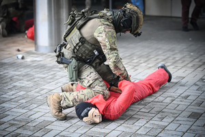 Policjanci i uczestnicy ćwiczeń w budynku Urzędu Marszałkowskiego Województwa Podkarpackiego w Rzeszowie.
