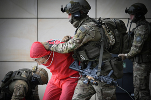 Policjanci i uczestnicy ćwiczeń w budynku Urzędu Marszałkowskiego Województwa Podkarpackiego w Rzeszowie.