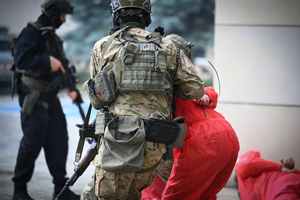 Policjanci i uczestnicy ćwiczeń w budynku Urzędu Marszałkowskiego Województwa Podkarpackiego w Rzeszowie.