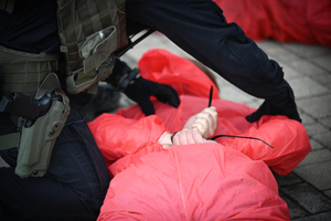 Policjanci i uczestnicy ćwiczeń w budynku Urzędu Marszałkowskiego Województwa Podkarpackiego w Rzeszowie.