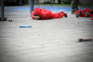 Policjanci i uczestnicy ćwiczeń w budynku Urzędu Marszałkowskiego Województwa Podkarpackiego w Rzeszowie.
