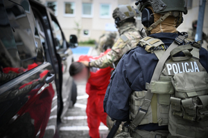 Policjanci i uczestnicy ćwiczeń w budynku Urzędu Marszałkowskiego Województwa Podkarpackiego w Rzeszowie.