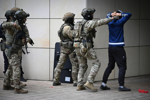 Policjanci i uczestnicy ćwiczeń w budynku Urzędu Marszałkowskiego Województwa Podkarpackiego w Rzeszowie.