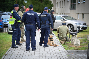 Policjanci i uczestnicy ćwiczeń w budynku Urzędu Marszałkowskiego Województwa Podkarpackiego w Rzeszowie.