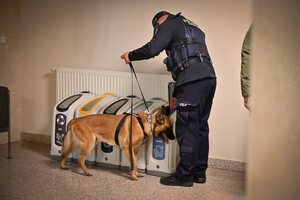 Policjanci i uczestnicy ćwiczeń w budynku Urzędu Marszałkowskiego Województwa Podkarpackiego w Rzeszowie.