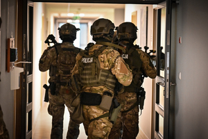 Policjanci i uczestnicy ćwiczeń w budynku Urzędu Marszałkowskiego Województwa Podkarpackiego w Rzeszowie.