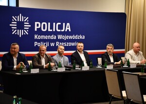 zgromadzeni na sali konferencyjnej uczestnicy konferencji