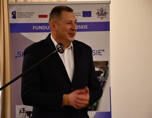 zgromadzeni na sali konferencyjnej uczestnicy konferencji