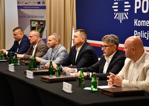 zgromadzeni na sali konferencyjnej uczestnicy konferencji
