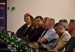 zgromadzeni na sali konferencyjnej uczestnicy konferencji