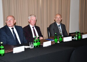 zgromadzeni na sali konferencyjnej uczestnicy konferencji