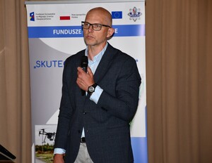 zgromadzeni na sali konferencyjnej uczestnicy konferencji