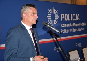 zgromadzeni na sali konferencyjnej uczestnicy konferencji