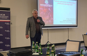 zgromadzeni na sali konferencyjnej uczestnicy konferencji