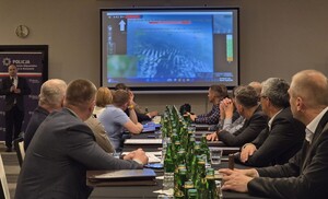 zgromadzeni na sali konferencyjnej uczestnicy konferencji
