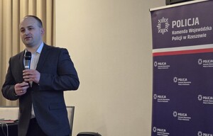 zgromadzeni na sali konferencyjnej uczestnicy konferencji