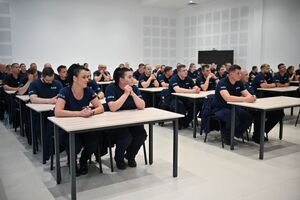 Funkcjonariusze podczas uroczystego zakończenia szkolenia aspiranckiego