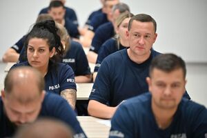 Funkcjonariusze podczas uroczystego zakończenia szkolenia aspiranckiego