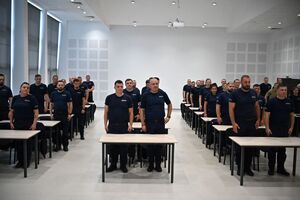 Funkcjonariusze podczas uroczystego zakończenia szkolenia aspiranckiego