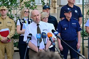 Przedstawiciele służb wraz z wojewodą podczas konferencji dotyczącej zapewnienia bezpieczeństwa podczas letniego wypoczynku