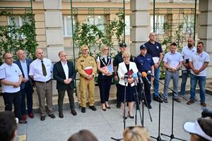 Przedstawiciele służb wraz z wojewodą podczas konferencji dotyczącej zapewnienia bezpieczeństwa podczas letniego wypoczynku