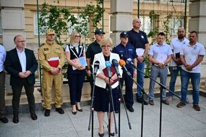 Przedstawiciele służb wraz z wojewodą podczas konferencji dotyczącej zapewnienia bezpieczeństwa podczas letniego wypoczynku