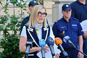 Przedstawiciele służb wraz z wojewodą podczas konferencji dotyczącej zapewnienia bezpieczeństwa podczas letniego wypoczynku