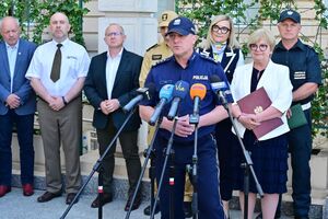 Przedstawiciele służb wraz z wojewodą podczas konferencji dotyczącej zapewnienia bezpieczeństwa podczas letniego wypoczynku
