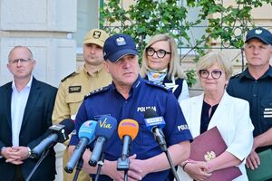 Przedstawiciele służb wraz z wojewodą podczas konferencji dotyczącej zapewnienia bezpieczeństwa podczas letniego wypoczynku