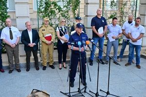 Przedstawiciele służb wraz z wojewodą podczas konferencji dotyczącej zapewnienia bezpieczeństwa podczas letniego wypoczynku