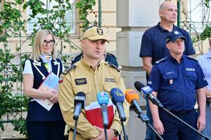 Przedstawiciele służb wraz z wojewodą podczas konferencji dotyczącej zapewnienia bezpieczeństwa podczas letniego wypoczynku