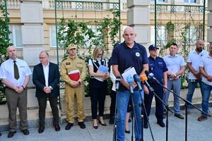 Przedstawiciele służb wraz z wojewodą podczas konferencji dotyczącej zapewnienia bezpieczeństwa podczas letniego wypoczynku