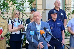 Przedstawiciele służb wraz z wojewodą podczas konferencji dotyczącej zapewnienia bezpieczeństwa podczas letniego wypoczynku