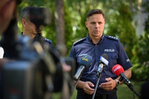 Policjanci podczas briefingu pod komendą wojewódzką w Rzeszowie