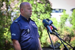 Policjanci podczas briefingu pod komendą wojewódzką w Rzeszowie