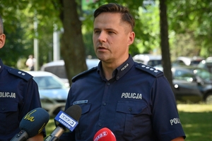 Policjanci podczas briefingu pod komendą wojewódzką w Rzeszowie