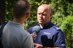 Policjanci podczas briefingu pod komendą wojewódzką w Rzeszowie