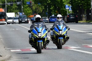 Policjanci jadący na motocyklach
