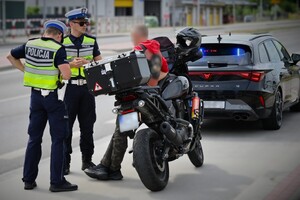 Policjanci podczas kontroli drogowej