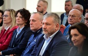 Policjanci oraz inne osoby podczas inauguracji programu „Świadomy Senior - Bezpieczny Senior”