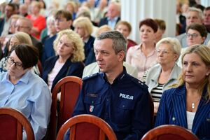 Policjanci oraz inne osoby podczas inauguracji programu „Świadomy Senior - Bezpieczny Senior”