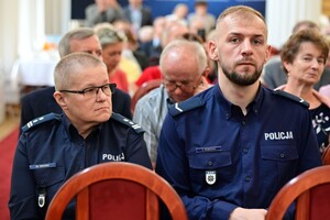 Policjanci oraz inne osoby podczas inauguracji programu „Świadomy Senior - Bezpieczny Senior”