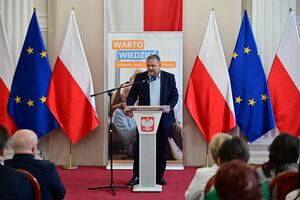 Policjanci oraz inne osoby podczas inauguracji programu „Świadomy Senior - Bezpieczny Senior”