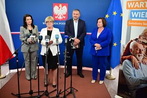 Policjanci oraz inne osoby podczas inauguracji programu „Świadomy Senior - Bezpieczny Senior”