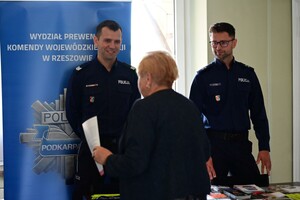 Policjanci oraz inne osoby podczas inauguracji programu „Świadomy Senior - Bezpieczny Senior”