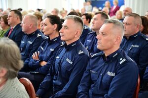 Policjanci oraz inne osoby podczas inauguracji programu „Świadomy Senior - Bezpieczny Senior”