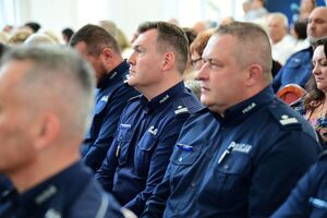 Policjanci oraz inne osoby podczas inauguracji programu „Świadomy Senior - Bezpieczny Senior”