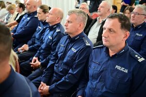 Policjanci oraz inne osoby podczas inauguracji programu „Świadomy Senior - Bezpieczny Senior”